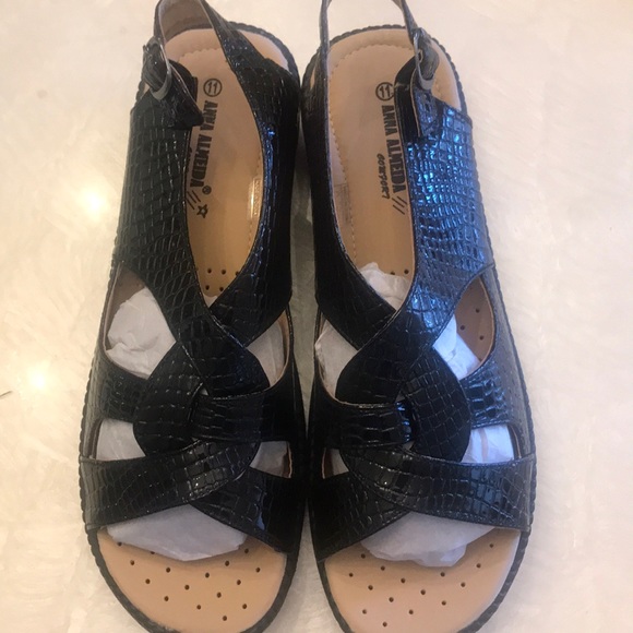 NEW Sandals - Picture 4 of 5